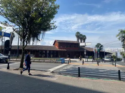 a person walking down a street near a tree at LA CASA DEL CABLE -Atractivo Único Apartamento Sector Cable in Manizales