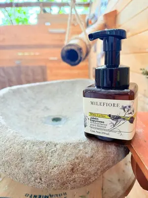 a bottle of mulighter sitting on a table next to a sink at Glamping Colibrí, bosque vecino y vista a la montaña al mismo tiempo in Jardin