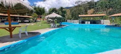 a large blue swimming pool in a resort at Cabaña del lago in Cocorná