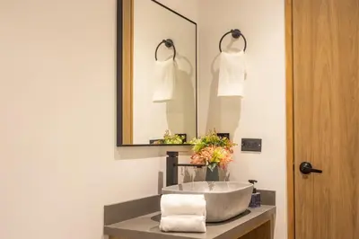 a bathroom with a sink and a mirror at Cozy Aparta-Suite Stadio Rosa Negra in Medellín