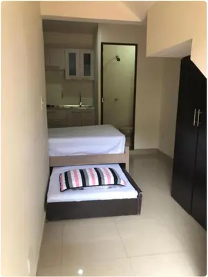 a small bedroom with two beds and a sink at Apartaestudios contiguos cerca al Centro Comercial Fabricato in Bello