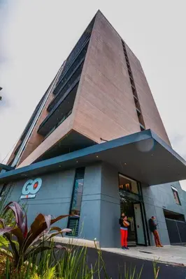 a building with two people standing outside of it at Hermosa Suite CoWork - Gym-WifI El Poblado in Medellín