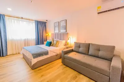 a bedroom with a bed and a couch at Hermosa Suite CoWork - Gym-WifI El Poblado in Medellín
