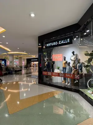 a shopping mall with a display case in the middle at Aparta estudio 205- Casa Bendita in Medellín