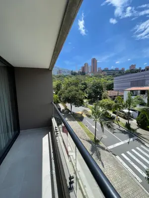 a balcony with a view of a city street at Apartamento con vista y aire acondicionado cerca a El Tesoro in Medellín