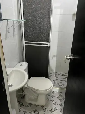 a bathroom with a toilet and a sink at Apartamento Nápoles in Doradal