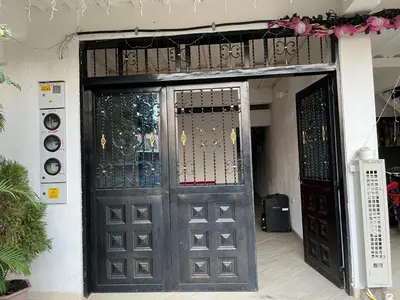an entrance to a building with a pair of doors at Apartamento Nápoles in Doradal