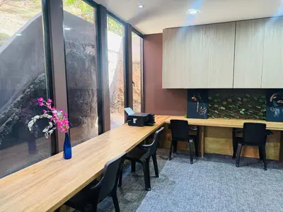 a room with a long table with chairs and a fishtank at Gran loft cerca al tesoro y al lleras 121 in Medellín