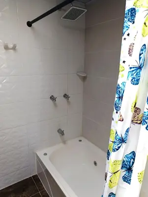 a bathroom with a tub and a shower curtain at Agradable y comodo apartamento en Manizales, barrio Chipre in Manizales