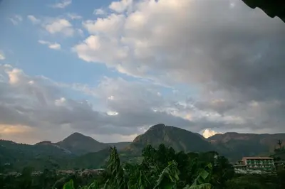 a cloudy sky with mountains in the background at habitación campestre para pareja LAVANDA in Jardin