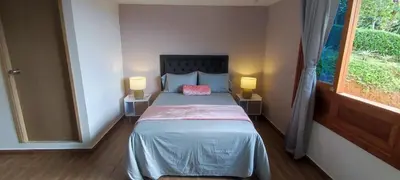 a bedroom with a bed with a pink pillow on it at habitación campestre para pareja LAVANDA in Jardin