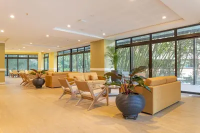 a lobby with couches and a table and chairs at DUP 315 Tesoro - Cls in Medellín