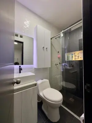 a bathroom with a toilet and a sink and a shower at Estrena confortable casa in Mariquita