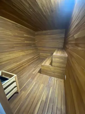 a small wooden sauna with a bench in it at comodo y acogedor apartamento in Sabaneta