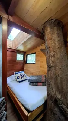 a bedroom in a tree house with a bed at Refugio en el Árbol in Guarne