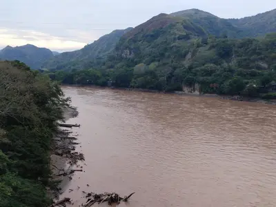a view of a river with mountains in the background at Casa de pesca in Honda