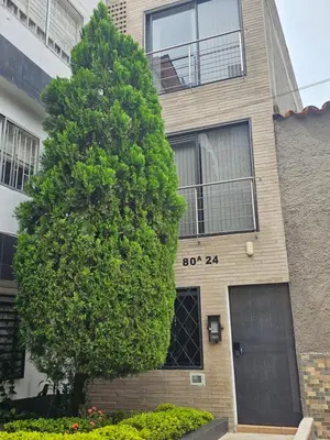 a large tree in front of a building at Moderno & Central, descubre medellin desde Laureles in Medellín