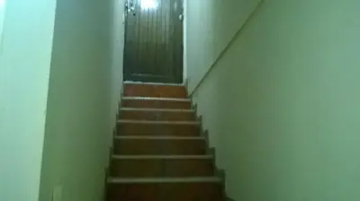a stairway with a door and a set of stairs at Apartamento funcional cerca a Parque de Bello Antioquia in Bello