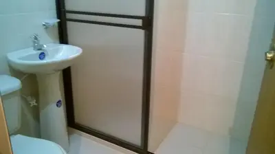 a bathroom with a shower and a sink at Apartamento funcional cerca a Parque de Bello Antioquia in Bello