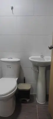a bathroom with a toilet and a sink at COMODOS APARTAMENTOS EN LA MEJOR ZONA DE MEDELLIN LAURELES ESTADiO in Medellín
