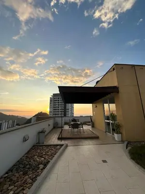 a roof deck with a table and chairs on a building at Apartamento moderno ubicado en zona exclusiva in Manizales