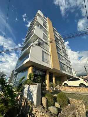 a building with a car parked in front of it at Apartamento moderno ubicado en zona exclusiva in Manizales