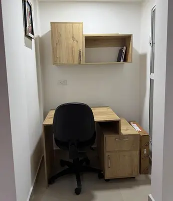 a desk with a black chair in a room at Refugio en laureles in Medellín