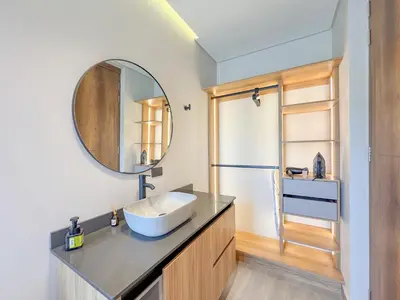 a bathroom with a sink and a mirror at Apartamento de lujo a 3 minutos del Aeropuerto JMC 302 in Rionegro