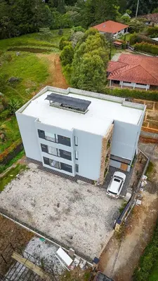 an overhead view of a white building in a yard at Apartamento de lujo a 3 minutos del Aeropuerto JMC 201 in Rionegro
