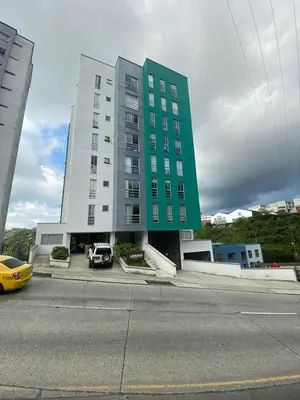 a green building with a car parked in front of it at Apartamento en Manizales in Manizales