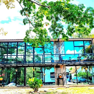 a building with a balcony with a tree at Siboney hotel in Honda