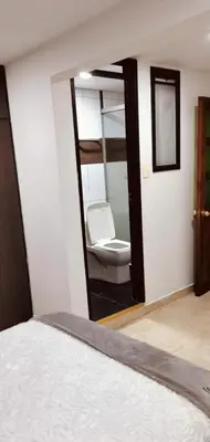 a bedroom with a mirror and a toilet in a room at Rento apartamento por días in Manizales