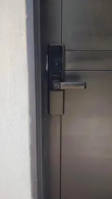 a metal door with a handle on a wall at Acogedor Loft Medellin cerca al Estadio Atanasio in Medellín