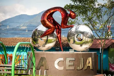a metal sculpture of a scorpion on top of a sign at Cama nueva doble con balcón cerca del parque principal in La Ceja
