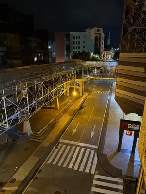 an empty street at night in a city at Tu alojamiento parque caldas in Manizales