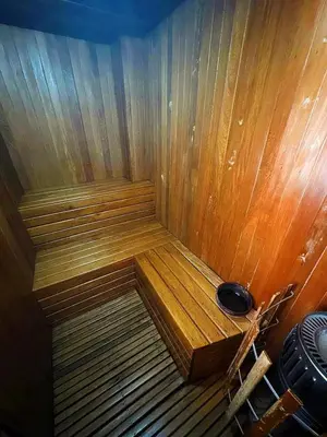 a corner of a wooden sauna with aigunigunigunigun at Cómoda Habitación condominio, wifi, piscina in Medellín