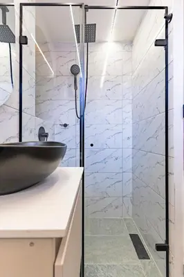 a bathroom with a black sink and a glass shower at Exclusivo Urban Loft en Laureles in Medellín
