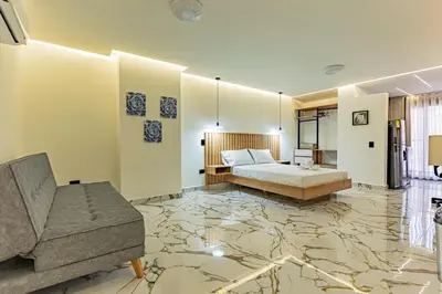 a hotel room with a bed and a couch at Exclusivo Urban Loft en Laureles in Medellín