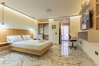 a hotel room with a bed and a desk at Exclusivo Urban Loft en Laureles in Medellín
