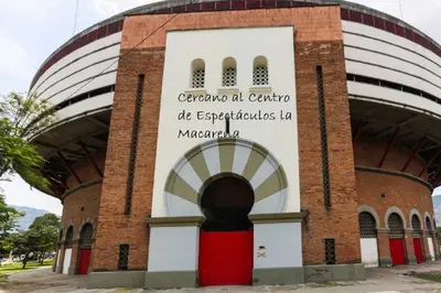 a building with a sign on the side of it at APARTAMENTO AMOBLADO SECTOR LAURELES-ESTADIO hasta 8 personas - Londres in Medellín