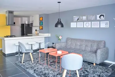 a living room with a couch and a kitchen at Espectacular Apt de 3 habitaciones Deluxe! in Envigado