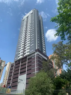 a tall building with a blue sky in the background at CE20 Excepcional Apartamento Piscina y parqueadero in Sabaneta